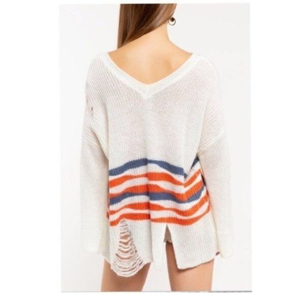 𝅺IVORY V- Neck Sweater with Wave Design - Picture 4 of 10
